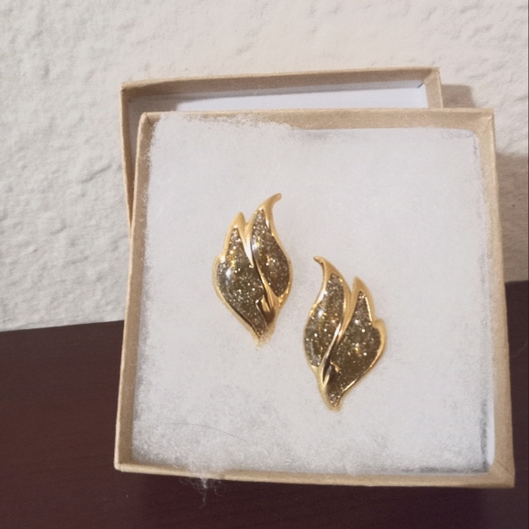 Jewelry - Gold leaf glitzy earrings, perfect for winter holidays